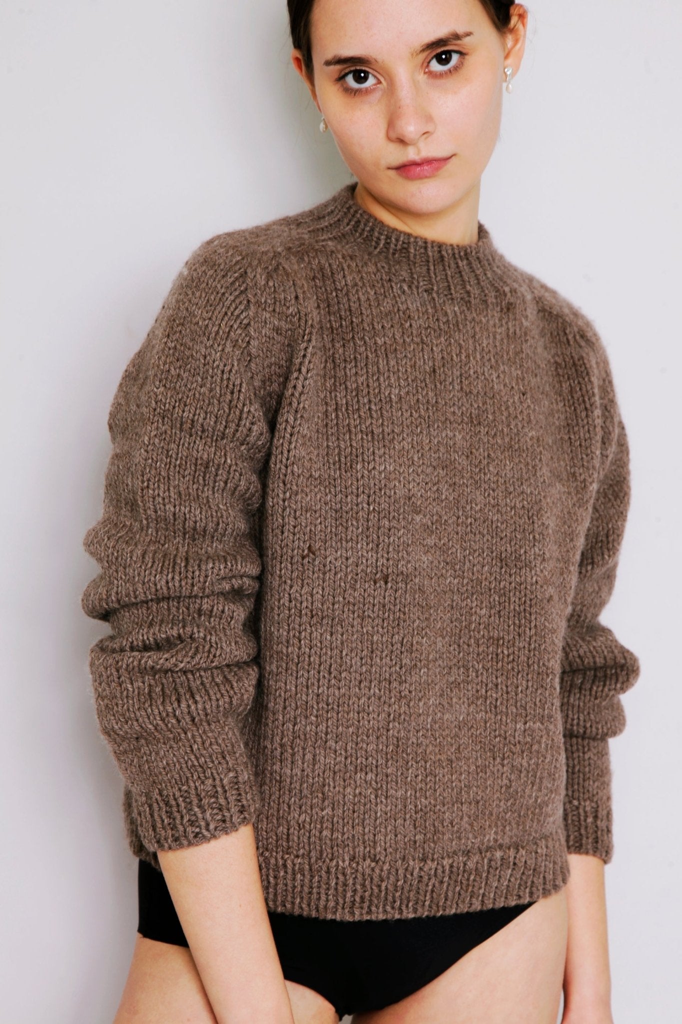 Molle Jumper in warm brown — hand-knitted merino wool.