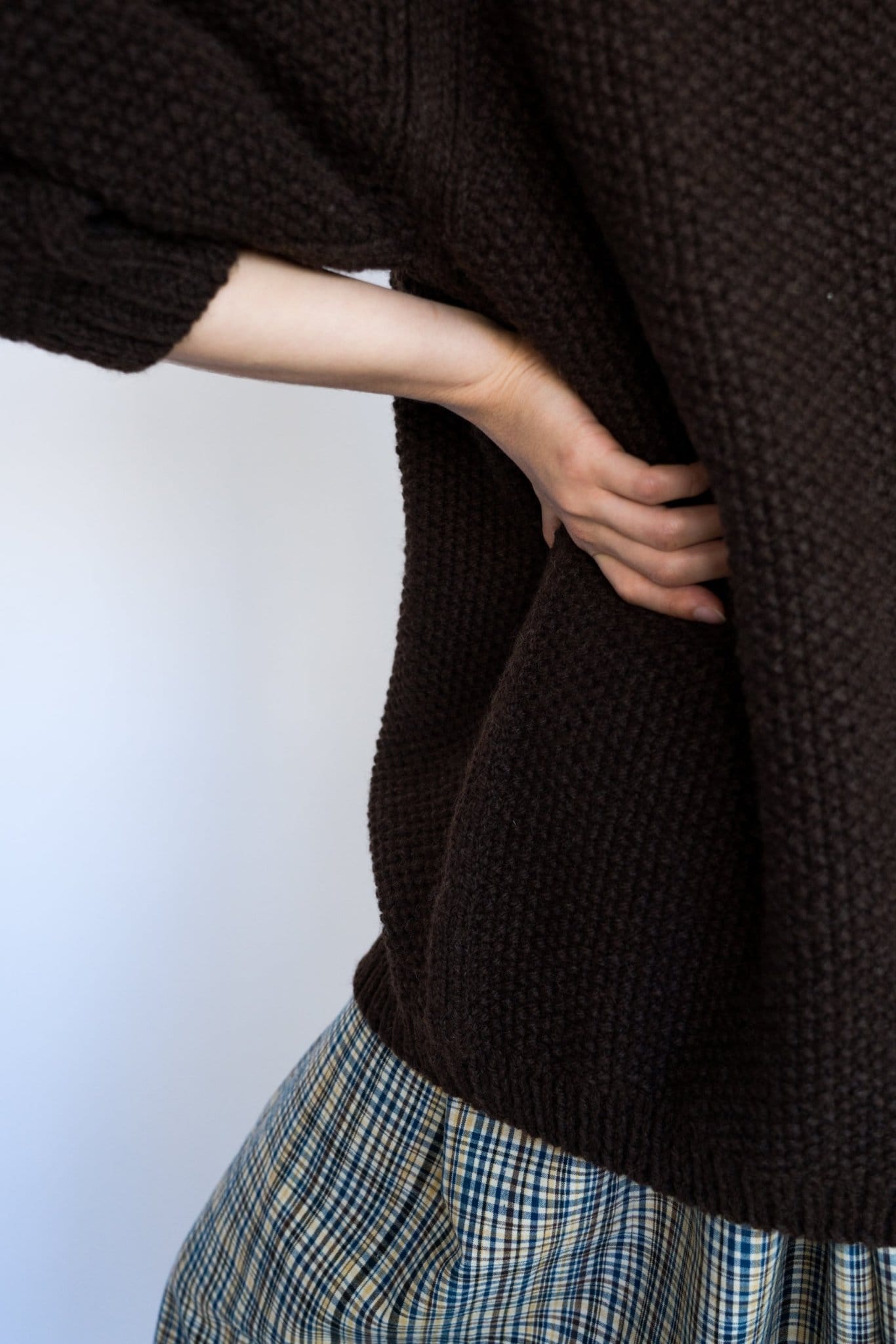 Roble Jumper in earth brown — hand-knitted wool, alternate view.