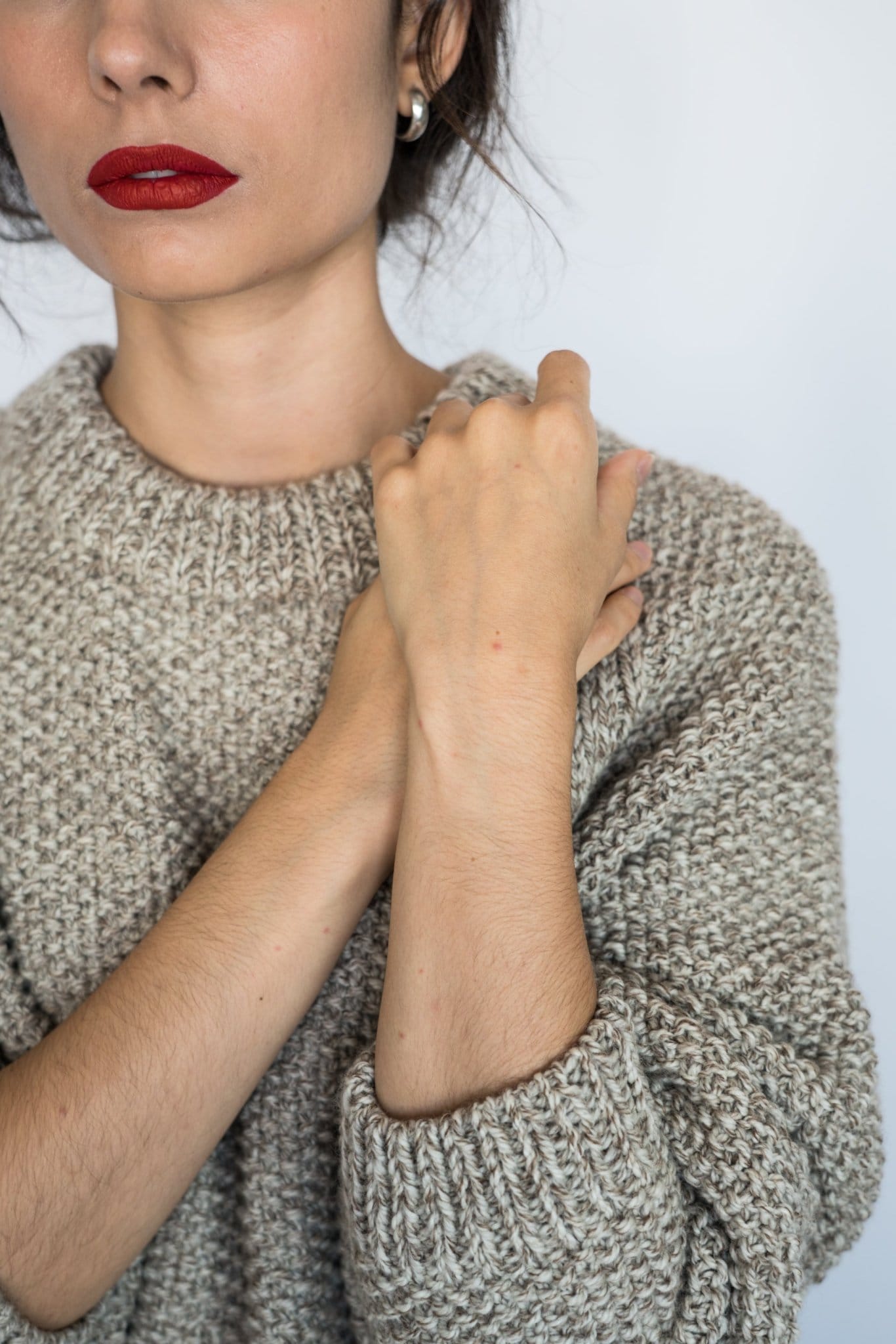 Roble Jumper in soft stone grey — hand-knitted merino wool.