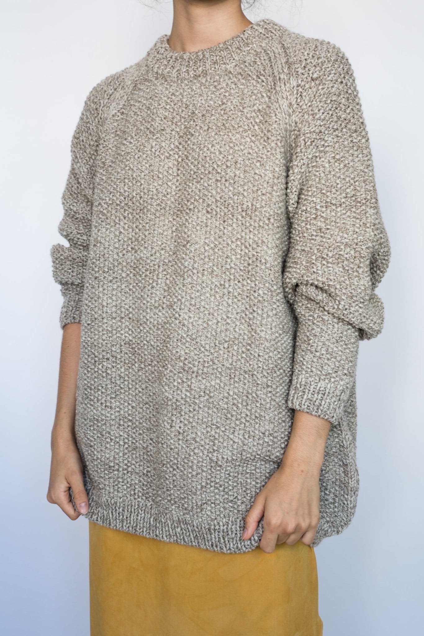 Roble Jumper in soft stone grey — hand-knitted merino wool, alternate view.
