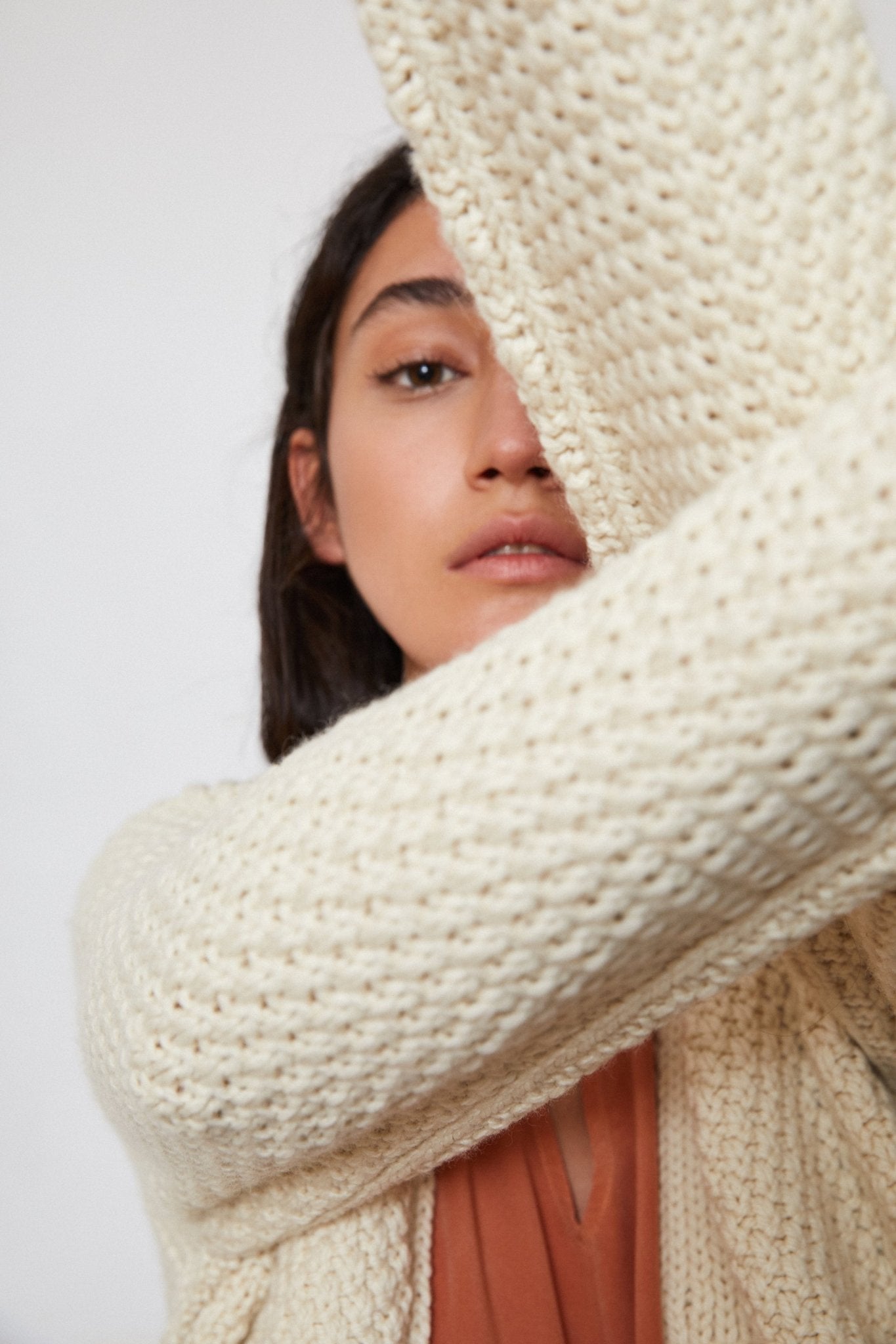 Sauco Cardigan in soft ivory — hand-knitted merino wool, alternate view.